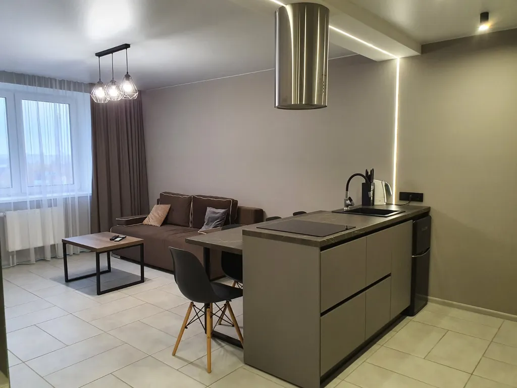 Новая квартира с гостиной и изолированной спальней в центре