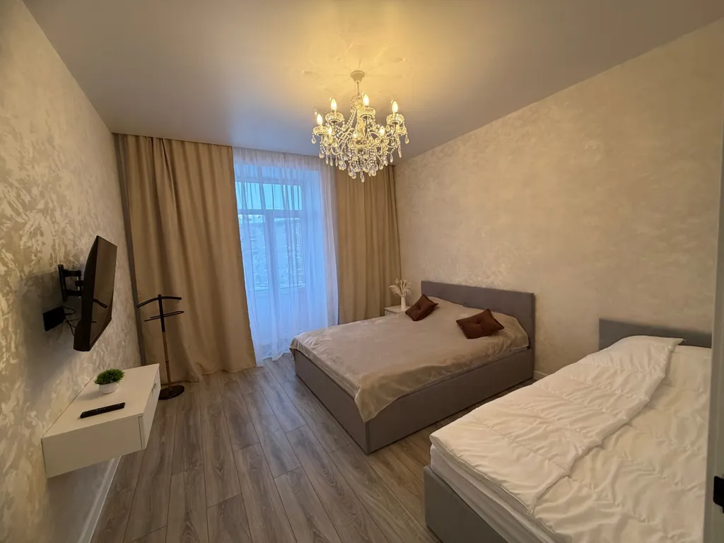 Светлая и чистая квартира с современным ремонтом.