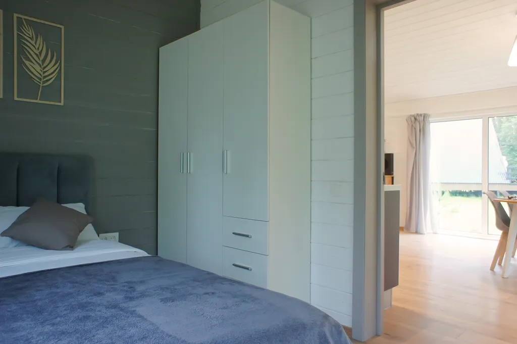 Барн с панорамными окнами с видом на дикий лес