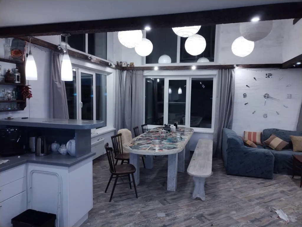 Большой коттедж в лесу