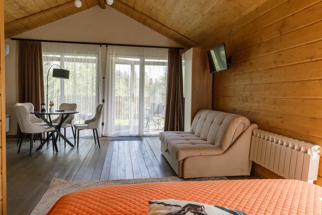 Уютный коттедж в лесу у пруда