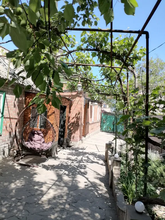 Частный дом с уютным двориком недалеко от центра