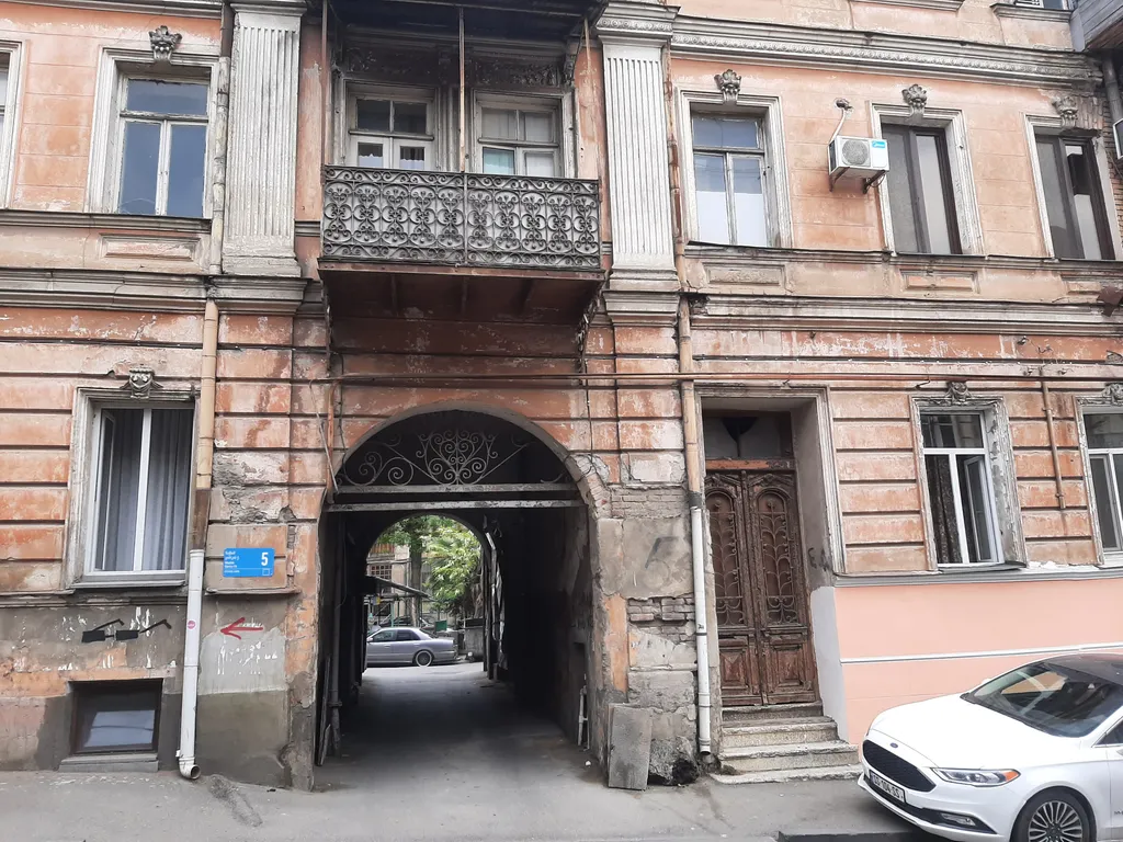 Комната в солнечной квартире в Старом Тбилиси