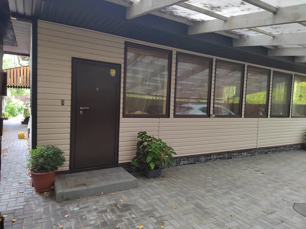 Дом в лесу у залива