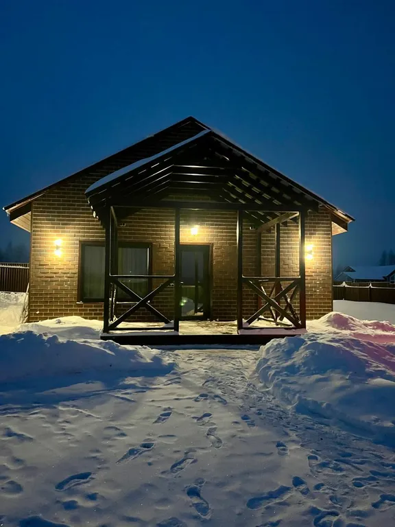 Коттедж недалеко от озера с двумя спальнями и сауной