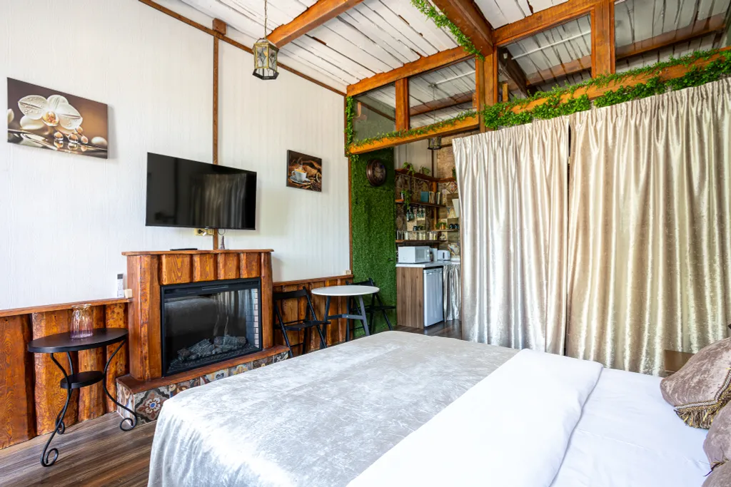 Романтическая студия с камином и балконом в старинном особняке