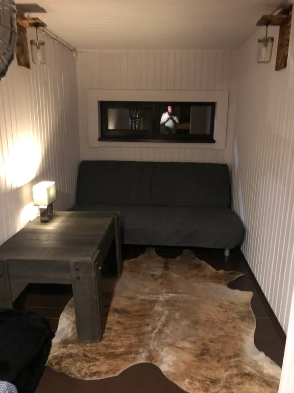 Деревянный дом у озера