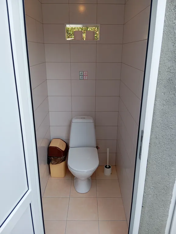 Небольшой трехместный номер с удобствами