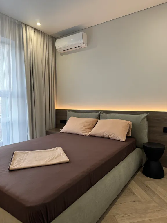 Дизайнерский ремонт с красивым вид из окна