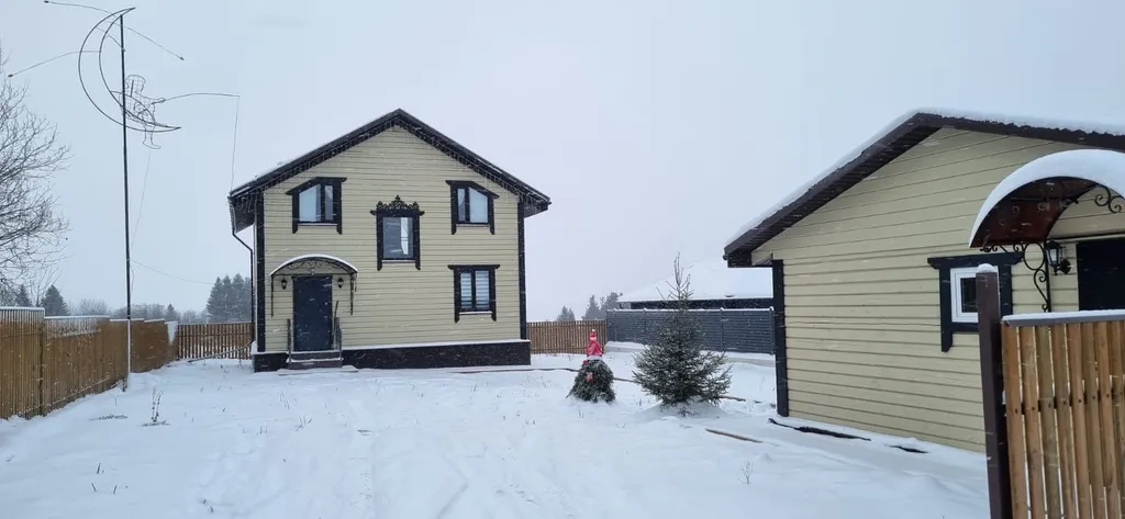Дом по соседству с вотчиной Деда мороза