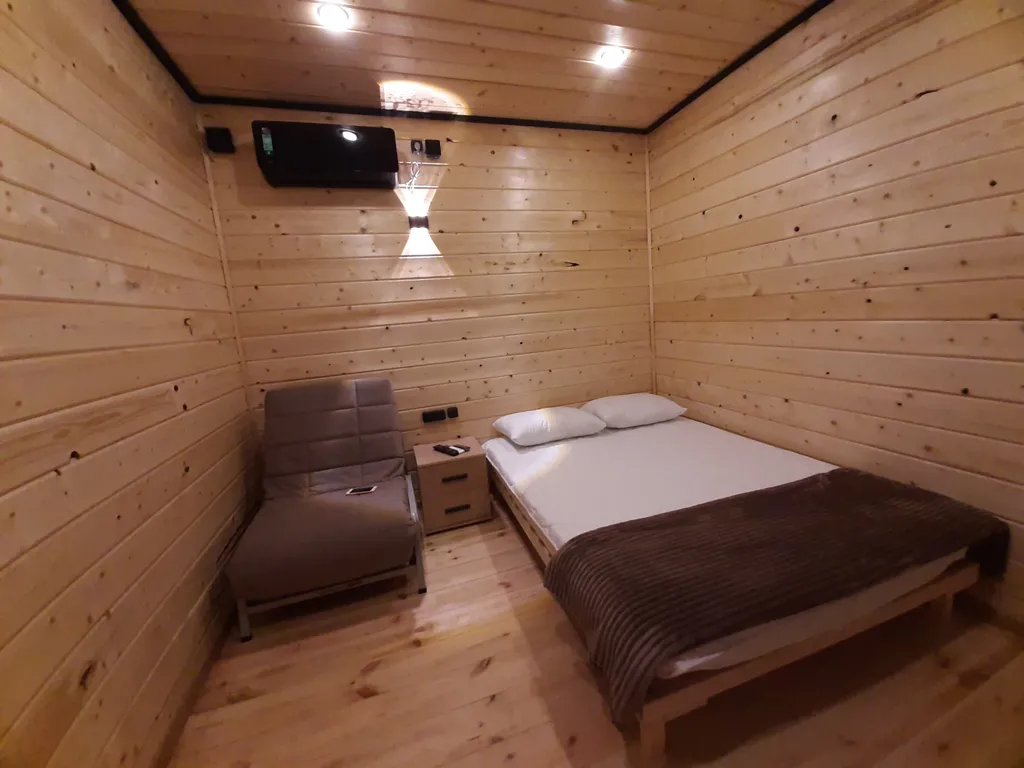 Уютный номер в новом домике в саду справа