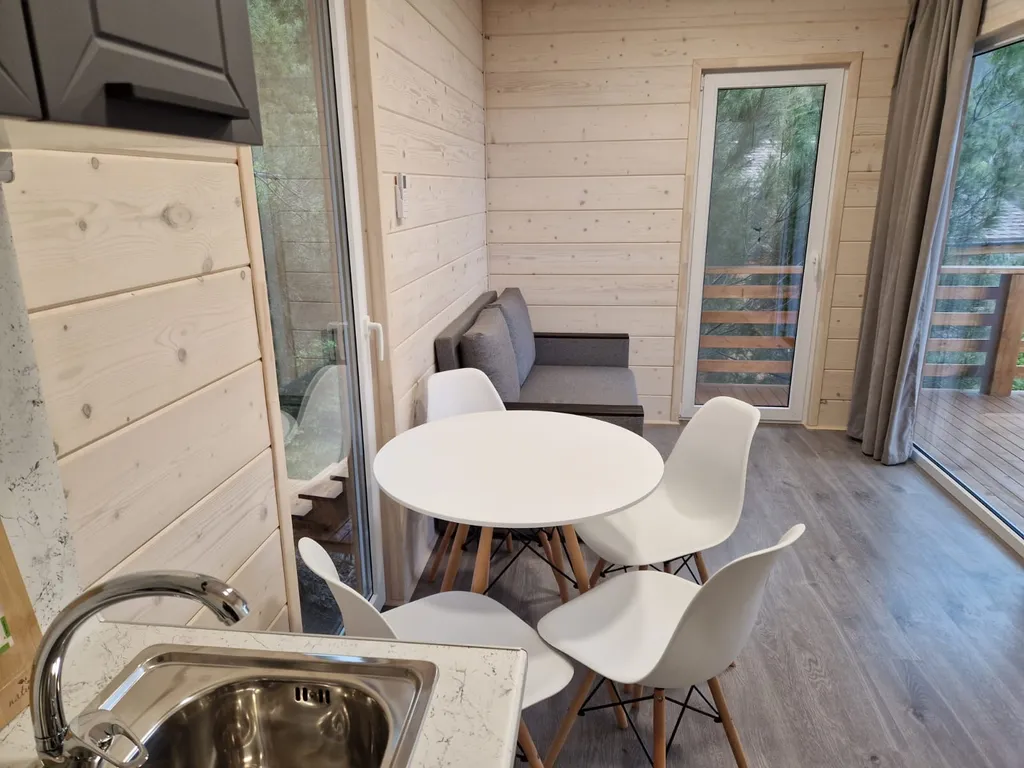 Уютный деревянный домик с видом на море