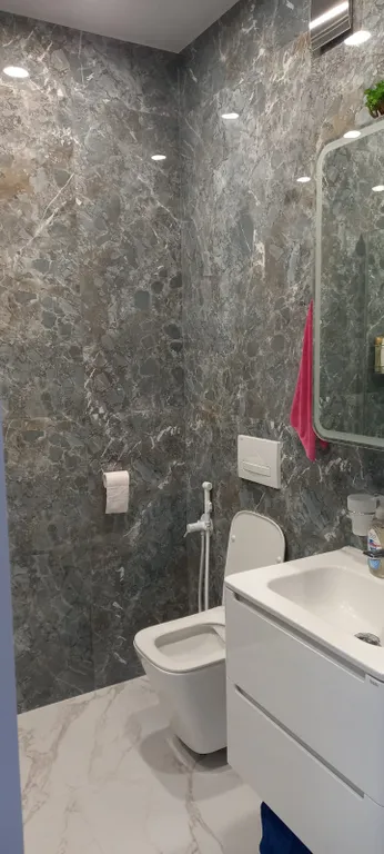 Квартира с магистральным фильтром, кухней-столовой и уютной спальней