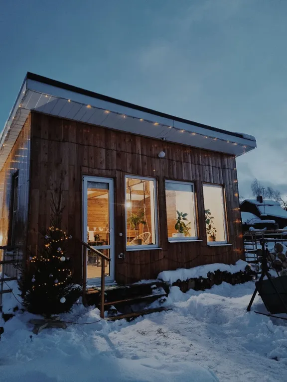 Домик с качелью на семейной мини-ферме фазенда