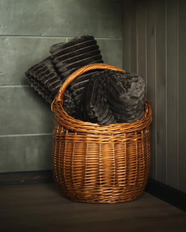 Домик на поляне любви в горах