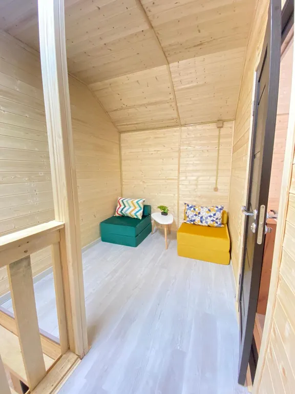 Дом в окружении леса и гор