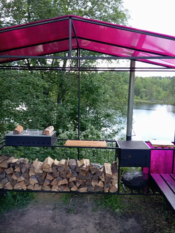 Деревянный дом, на берегу меличуярви, на краю леса в карельском селе