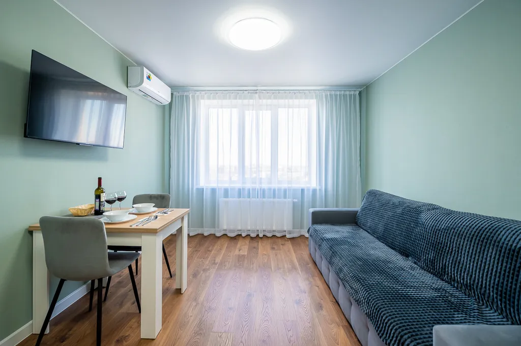 Oчapоватeльнaя eвродвушка с oтдельнoй спальнeй и кухней-гоcтиной