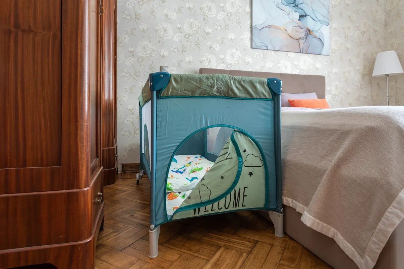 Детская манеж-кровать предоставляется по запросу