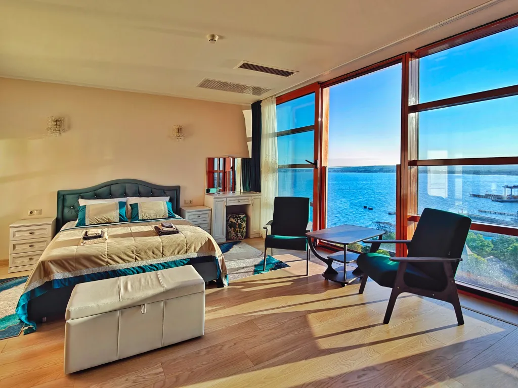 Видовая квартира-студия в Золотой Бухте