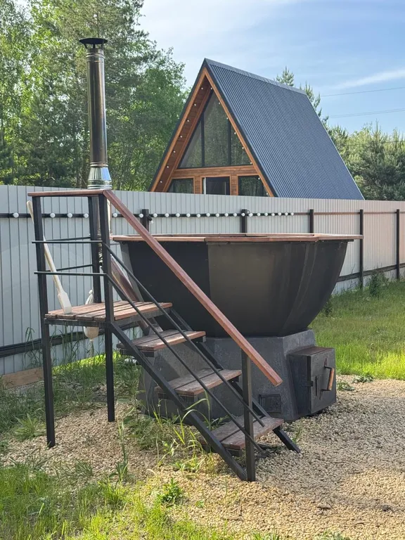 Домик барнхаус в дубовом лесу