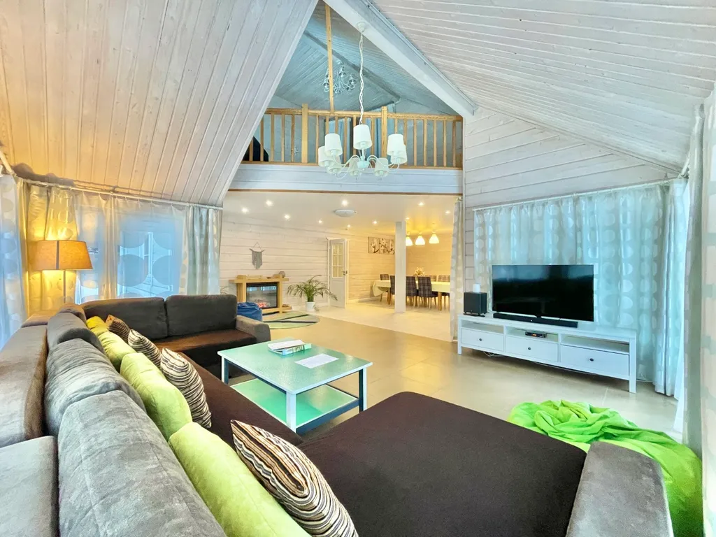 Коттедж Коттедж на берегу озера, с 5 спальнями, сауной  камином — Межозерное