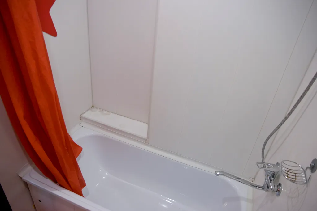 Яркая теплая студия с красным диваном