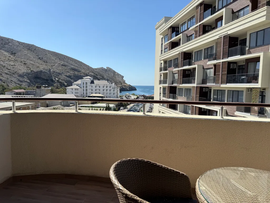 Шикарный двухкомнатный апартамент на первой береговой линии