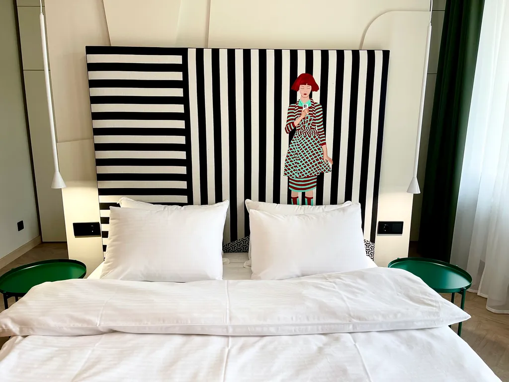 Величественная сталинка на набережной вокруг достопримечательностей