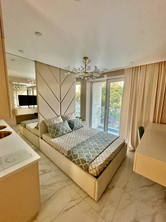 Дизайнерская квартира возле моря с балконом