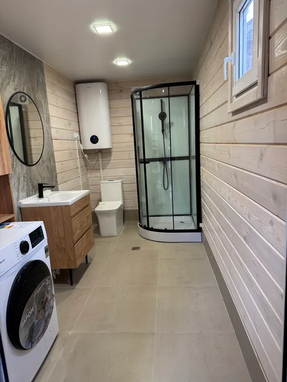 Уютный дом у реки