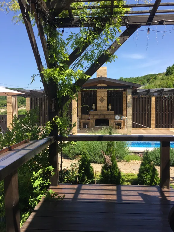 Вилла с бассейном и видом на озеро