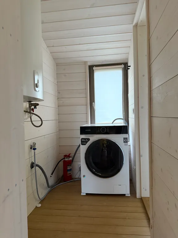 Дом с панорамным камином и видом на лес