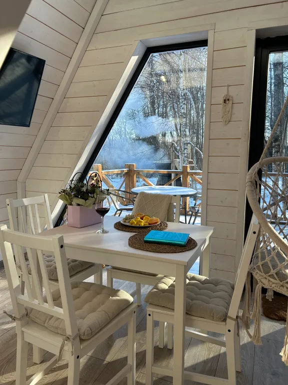 Уютный треугольный домик, качественный сервис и природа ждут вас