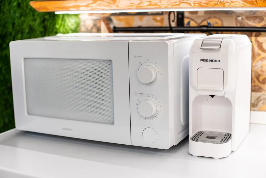 Романтическая студия с камином и балконом в старинном особняке