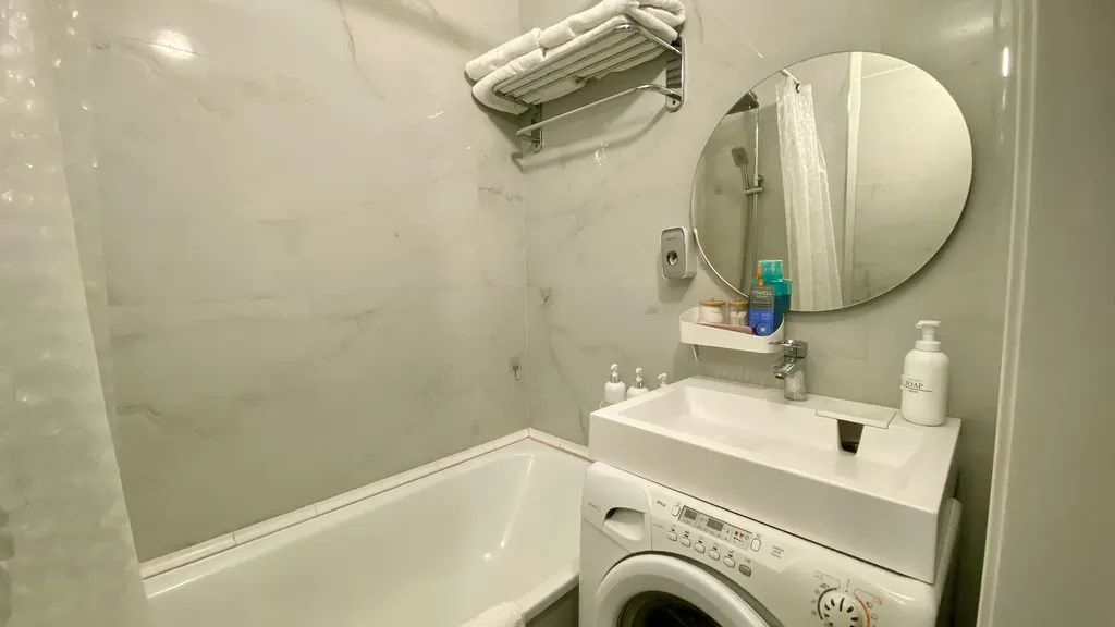 Ваш оазис спокойствия с видом на реку и горы в центре городской жизни