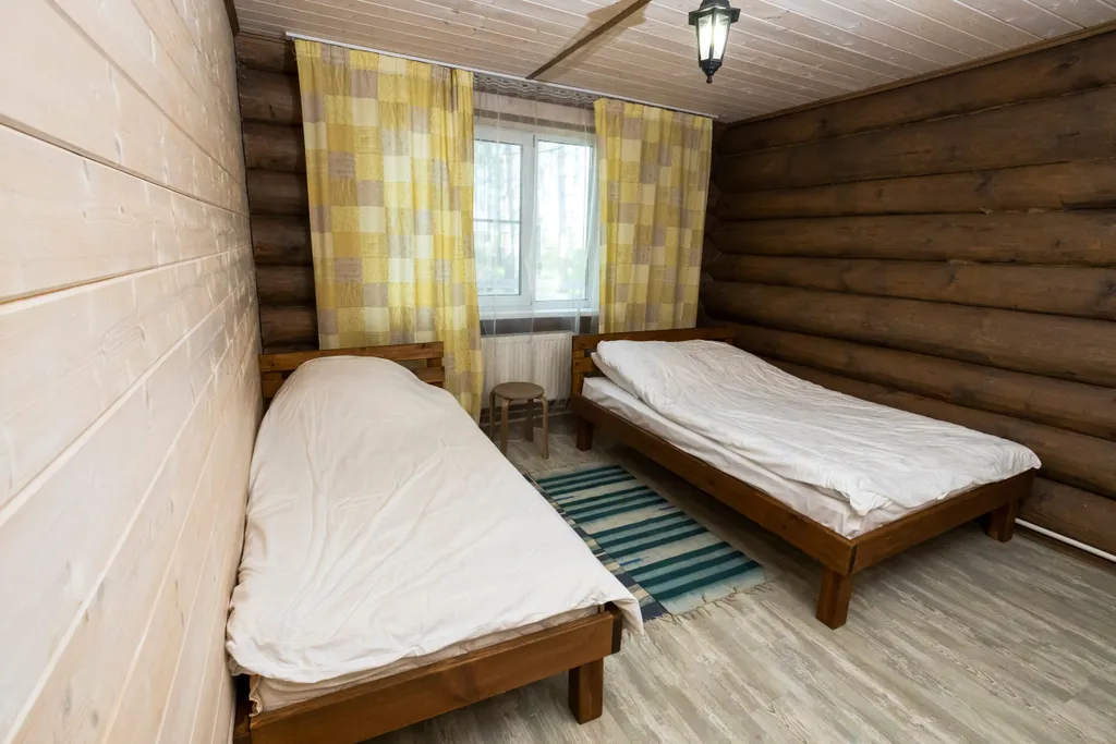 Дом в лесу на берегу реки Пра