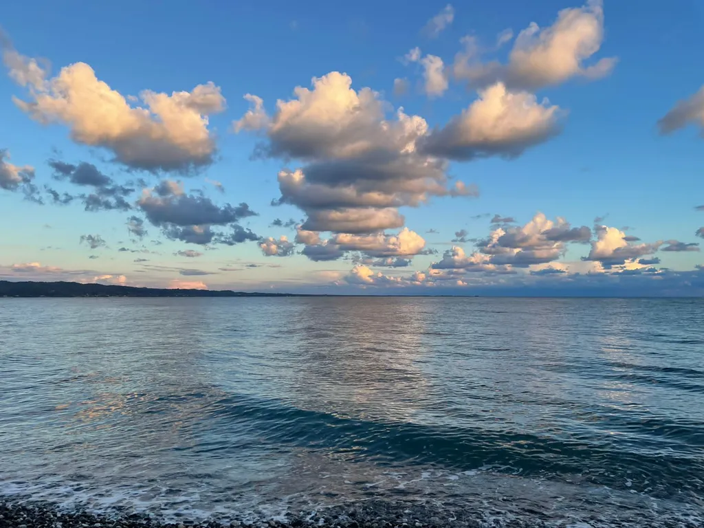 Квартира Маяк и море через дорогу — аренда посуточно в Сухум