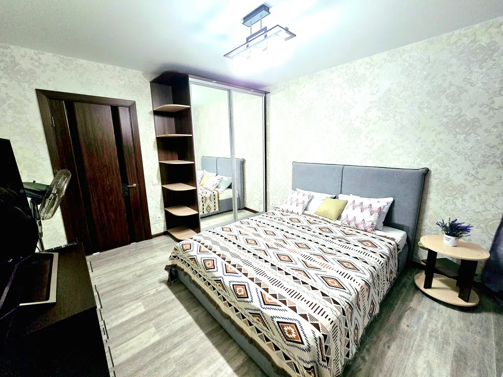 Шикарная квартира с огромным телевизором