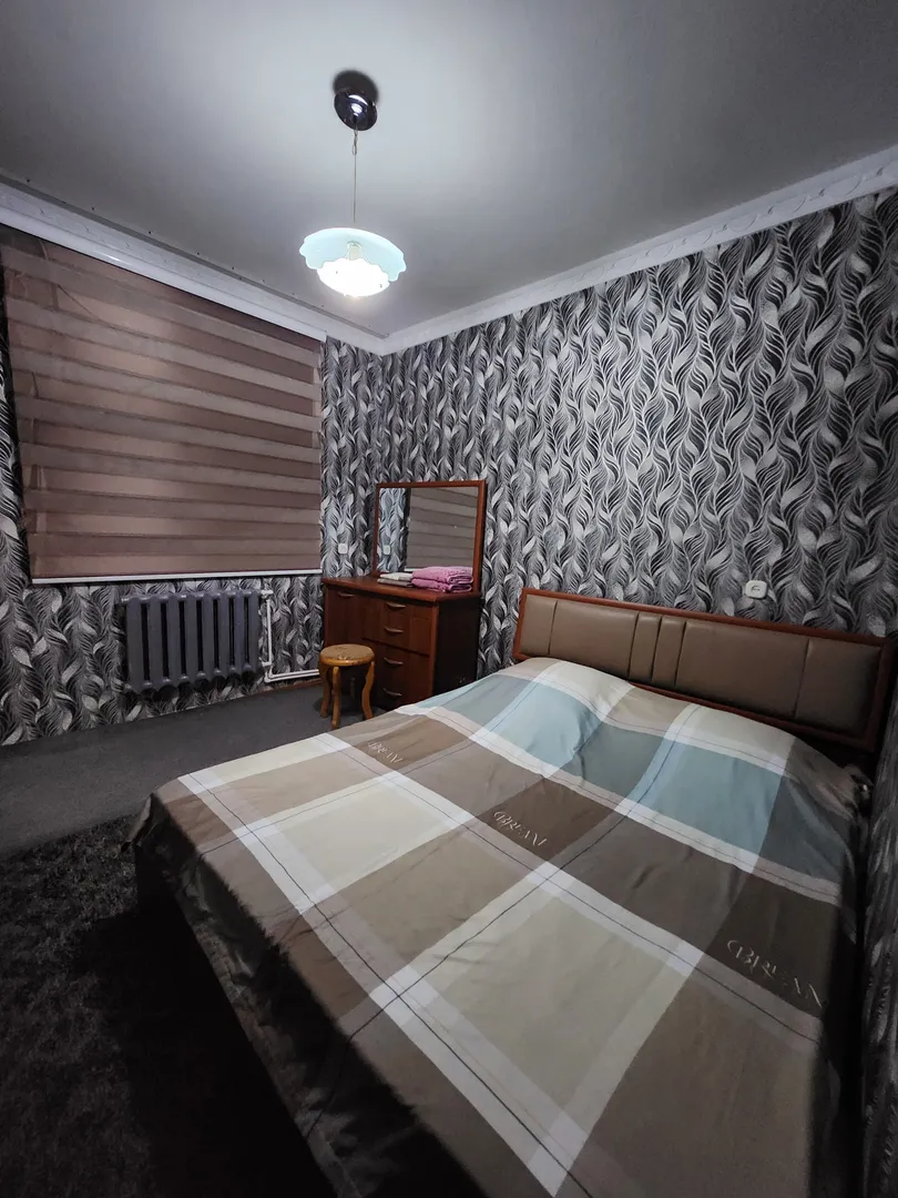 Спальняя комната с двуспальной кроватью 