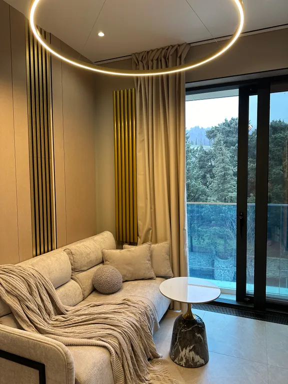 Голд. Стильный апартамент с видом на горы