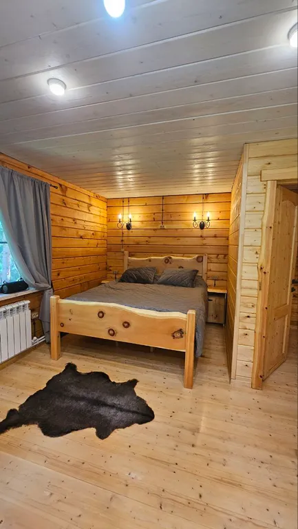 Новый кедровый дом в горах на берегу реки в тихом красивом месте