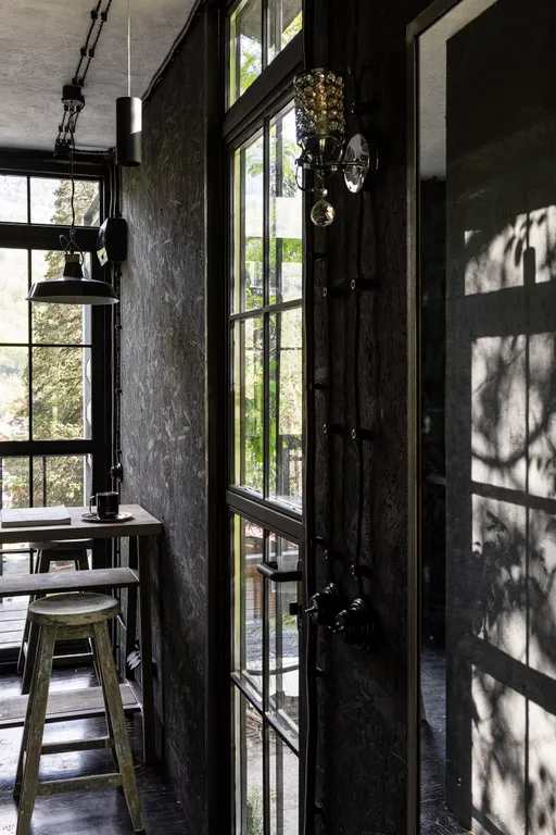 Домик на лесном склоне с видом на горы