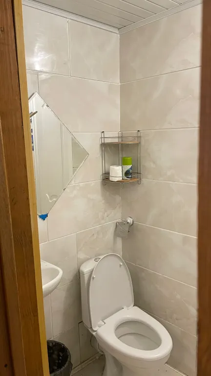 Коттедж на берегу пруда с бассейном