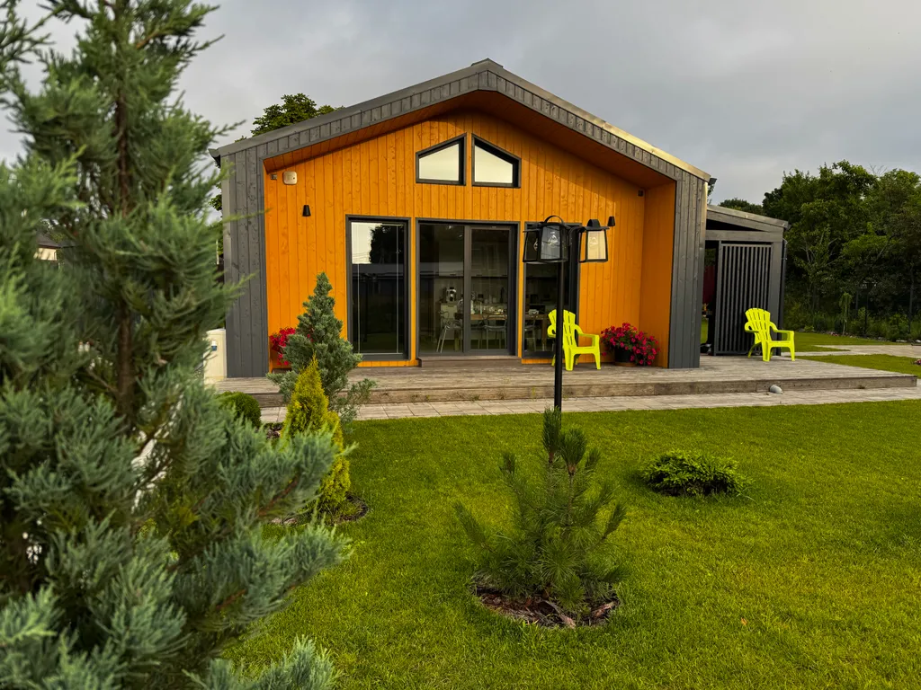 Дом на берегу озера и моря