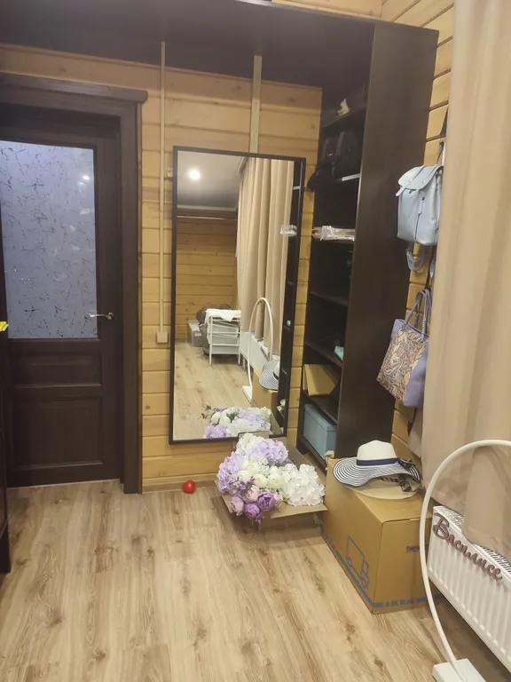 Деревянный 2-этажный коттедж у леса