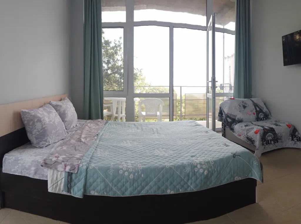 Улучшенная трёхместная студия с видом на море с балкона