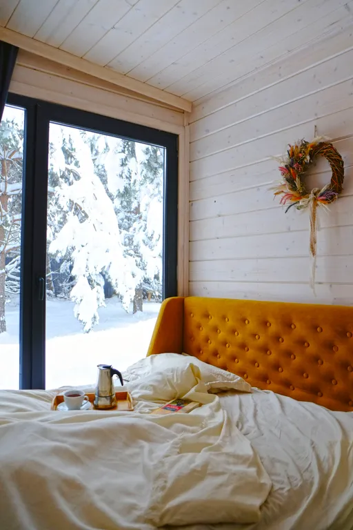 Скандинавский дом с ванной внутри и видом на лес