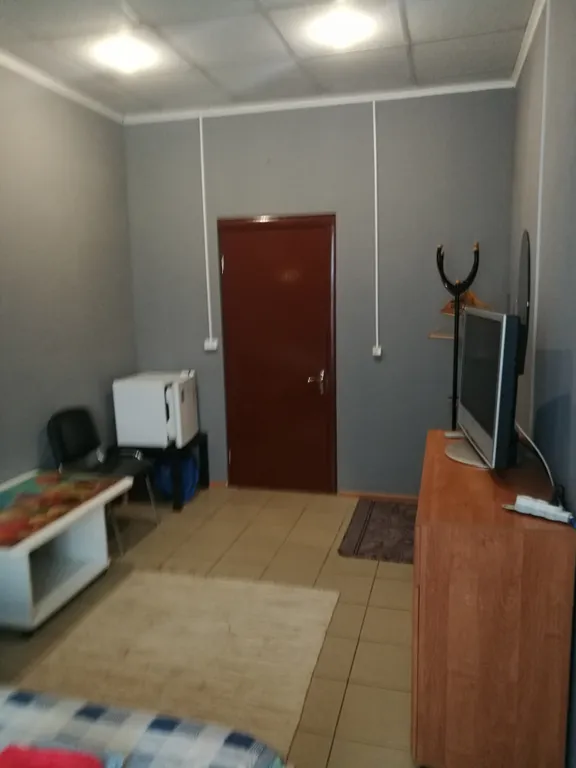 Отдельная комната со своей душевой и санузлом рядом с комнатой.