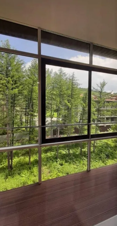 Уютная студия с видом на лес